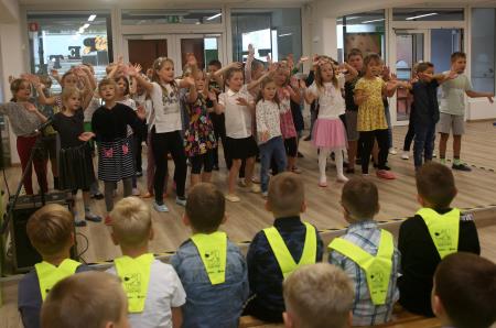 PRVOŠOLČKI CERKNICA 11 FOTO LJUBO VUKELIČ